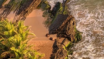 在海滩、沙滩椅、沙滩毛巾