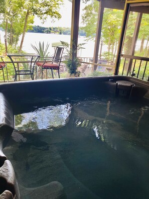 Outdoor spa tub