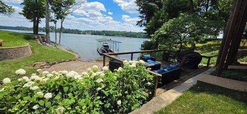 LAKEFRONT Property with Hot Tub, Pool Table, Kayaks, Fishing - all by Nashville