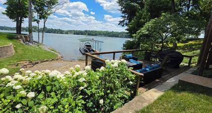 LAKEFRONT Property with Hot Tub, Pool Table, Kayaks, Fishing - all by Nashville