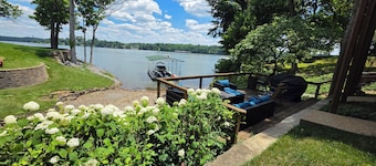LAKEFRONT Property with Hot Tub, Pool Table, Kayaks, Fishing - all by Nashville