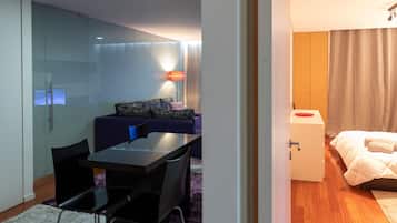 1 dormitorio, tabla de planchar con plancha, wifi y ropa de cama