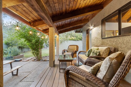 Spacious 4BR home in Uptown On the Creek