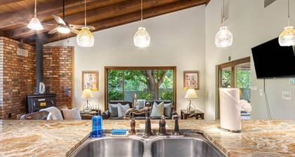 Sedona Trails End: Spacious 4BR home in Uptown Sedona, perfect for up to 8 guests.