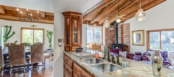 Uptown 4 BDRM, 2 BA, patio privado, cerca de restaurantes, senderismo / ciclismo y más.