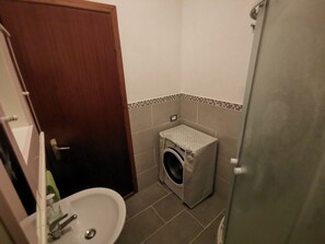 Dusche, Haartrockner, Bidet, Handtücher