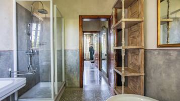 Vasca, asciugacapelli, bidet, asciugamani
