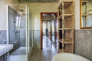Badewanne, Haartrockner, Bidet, Handtücher
