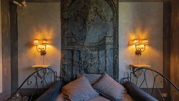 4 camere, una cassaforte in camera, una scrivania, ferro/asse da stiro