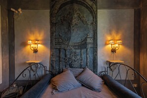 4 camere, una cassaforte in camera, una scrivania, ferro/asse da stiro
