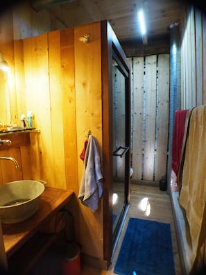 Douche, sèche-cheveux, savon, papier toilette