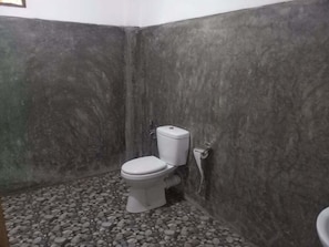 Dusche, Hausschuhe, Handtücher
