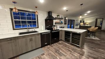 Frigorífico, microondas, horno y placa de cocina