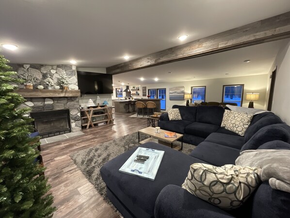 TV connectée, cheminée, livres