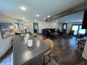 Interior - Direct Trails!Upscale Retreat RecRm,Bar 2m to BearTrap,Pic Rocks!Snow Snow Snow! (Shingleton)