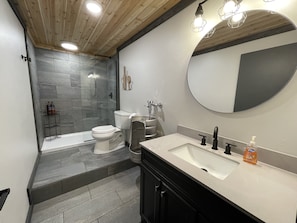 Hair dryer, towels, toilet paper - Superior Adventures — Luxury 80-Acre Executive Retreat (Shingleton)