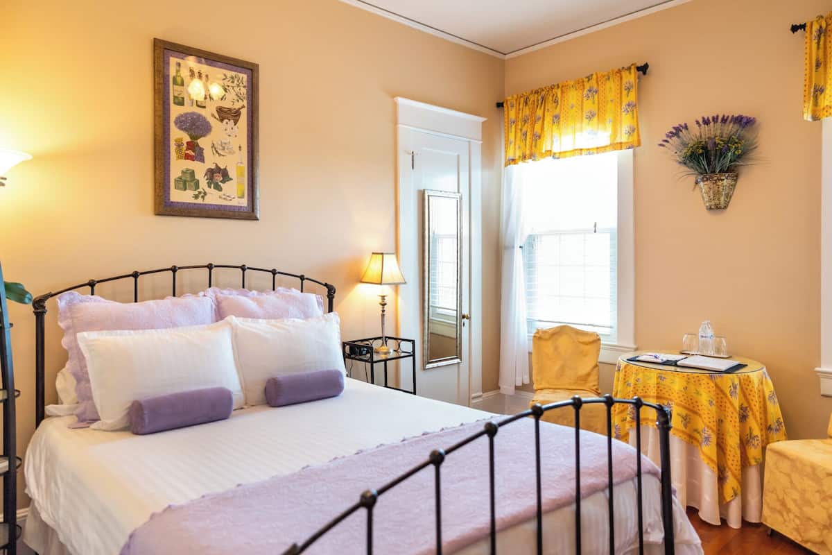 스탠다드룸 | 각각 다른 스타일의 인테리어, 각각 다르게 가구 비치, 노트북 작업 공간, 다리미/다리미판