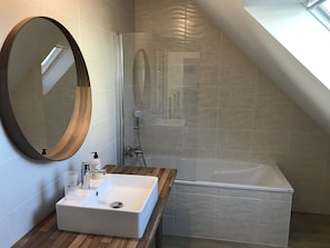 Bathtub, hair dryer, towels