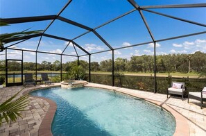 Utendørsbasseng og et oppvarmet basseng