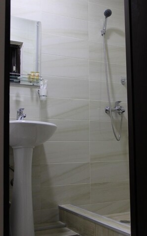 Economy Double Room | Bathroom