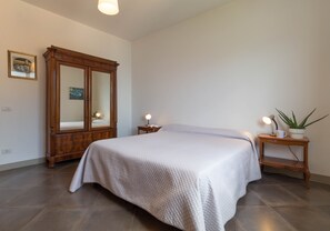 1 bedroom, bed sheets - Mamma Ciccia Holiday Home - Stunning Lake View (Mandello del Lario)