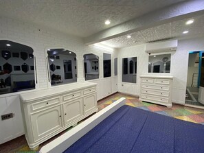 5 habitaciones, tabla de planchar con plancha, wifi y ropa de cama 