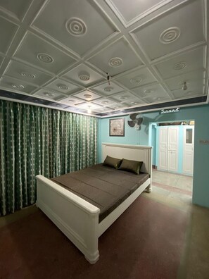 5 habitaciones, tabla de planchar con plancha, wifi y ropa de cama 
