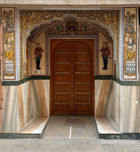 Traditional courtyard Haveli near historic places and in heart of the pink city