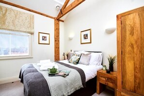 2 bedrooms, iron/ironing board, free Internet, bed sheets