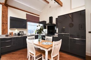 Fridge, microwave, oven, stovetop - 💎✨ Step Inside the Magical Gem of York 💎✨ (York)