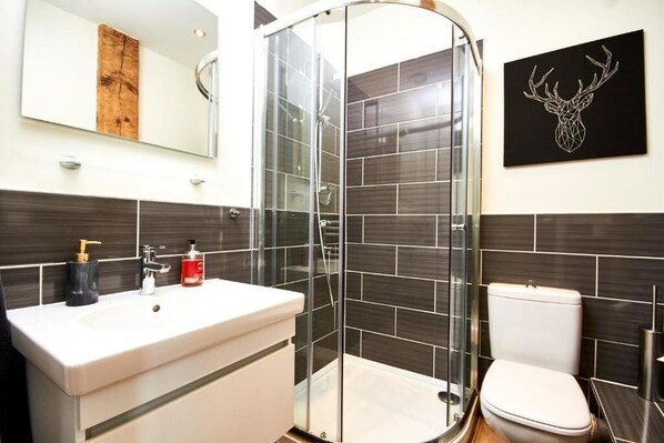 A modern bathroom with a glass shower enclosure, a white sink, and a toilet. - 💎✨ Step Inside the Magical Gem of York 💎✨ (York)