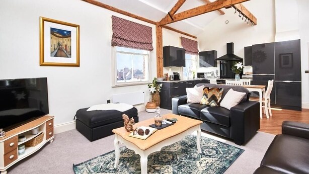 Een modern appartement met woonkamer, keuken en eetruimte.