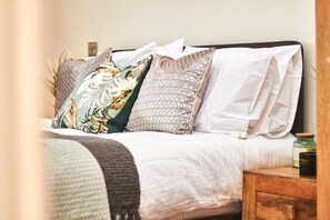2 bedrooms, iron/ironing board, free Internet, bed sheets