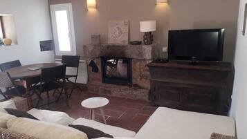 2 bedrooms, iron/ironing board, bed sheets