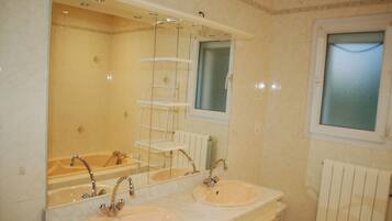 Badewanne, Haartrockner, Handtücher