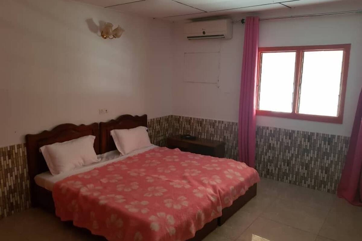 Habitación Confort con 1 cama matrimonial o 2 individuales | Escritorio, cortinas blackout, wifi gratis y ropa de cama