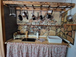Wasserkocher mit Kaffee-/Teezubehör, Kühlschrank, Mikrowelle, Ofen