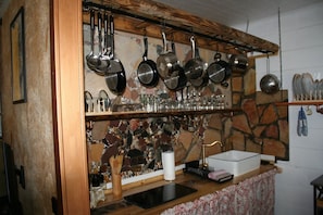 Cafetera y tetera, refrigerador, microondas y horno