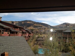 Utendørsbasseng og et oppvarmet basseng