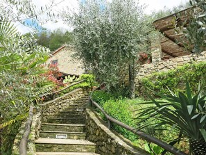 Property grounds - Rustic single house with exclusive swimming pool and large private garden (Benabbio ( Lucca ))
