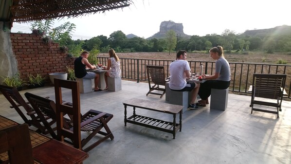 Outdoor dining - (Sigiriya)