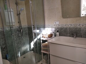 Een douche, een haardroger, handdoeken, zeep