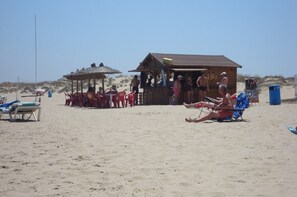Plage à proximité, chaises longues, serviettes de plage