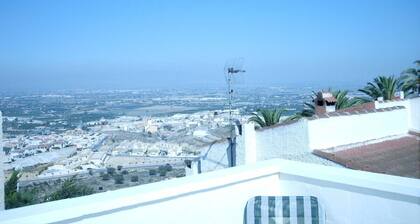 Kaunis Studio / huoneisto on upeat näköalat vuorille ja merelle