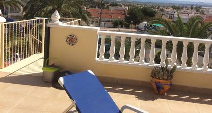 Kaunis Studio / huoneisto on upeat näköalat vuorille ja merelle