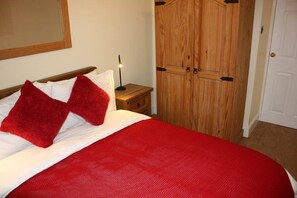 2 quartos, ferros/tábuas de passar roupa, berço de viagem