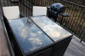 Outdoor dining - Private Riverside Balcony Apartment with a great view (West Lewiston)