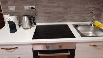 Geladeira, fogão, cooktop, cafeteira/chaleira