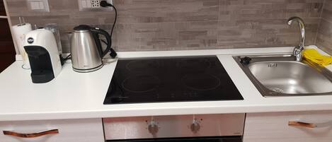 Fridge, oven, stovetop, coffee/tea maker