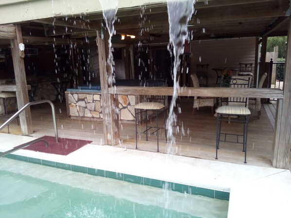 Outdoor dining - Vacationing on a budget near the beach (Silverhill)